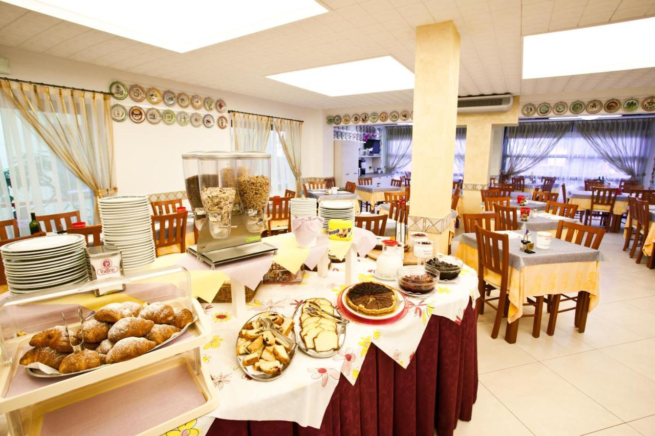 Hotel Dolcevita Cesenatico Esterno foto