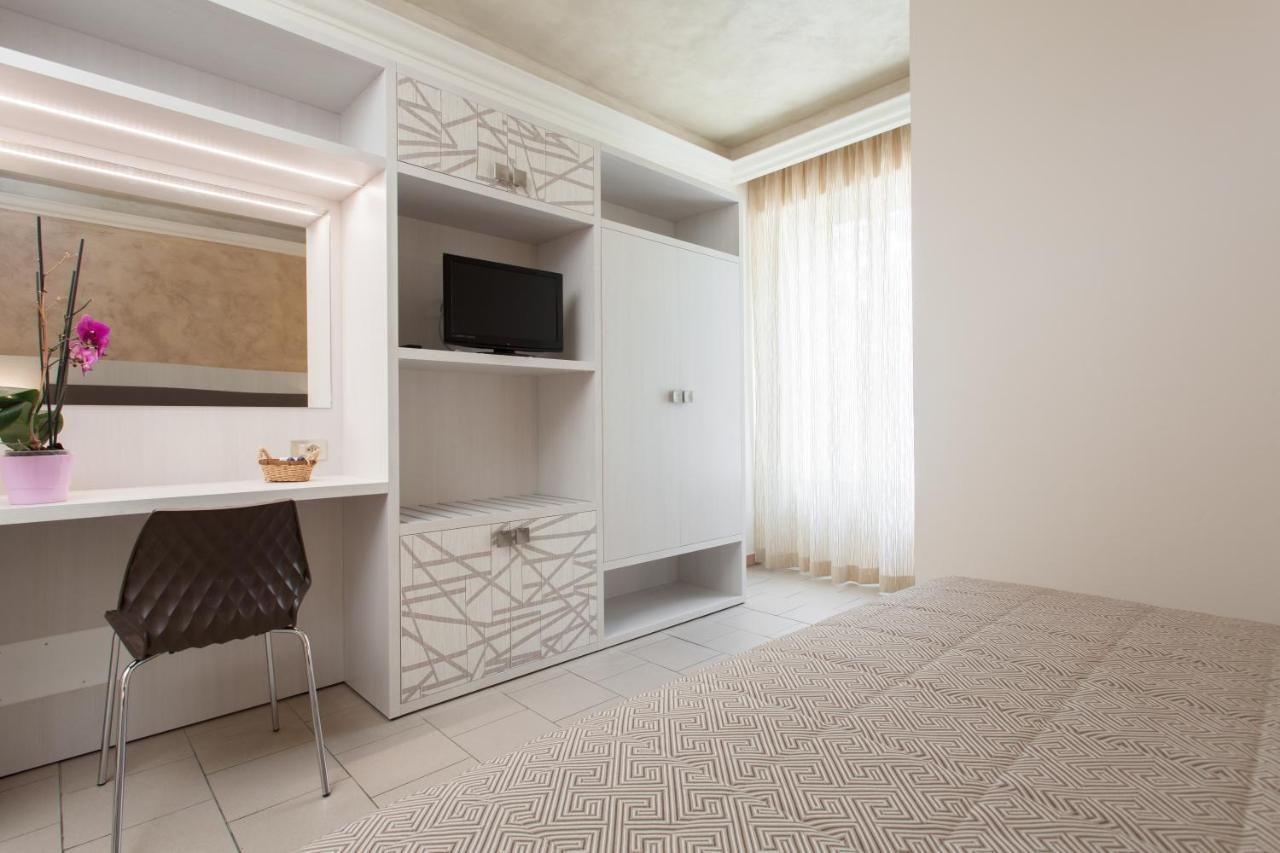Hotel Dolcevita Cesenatico Esterno foto