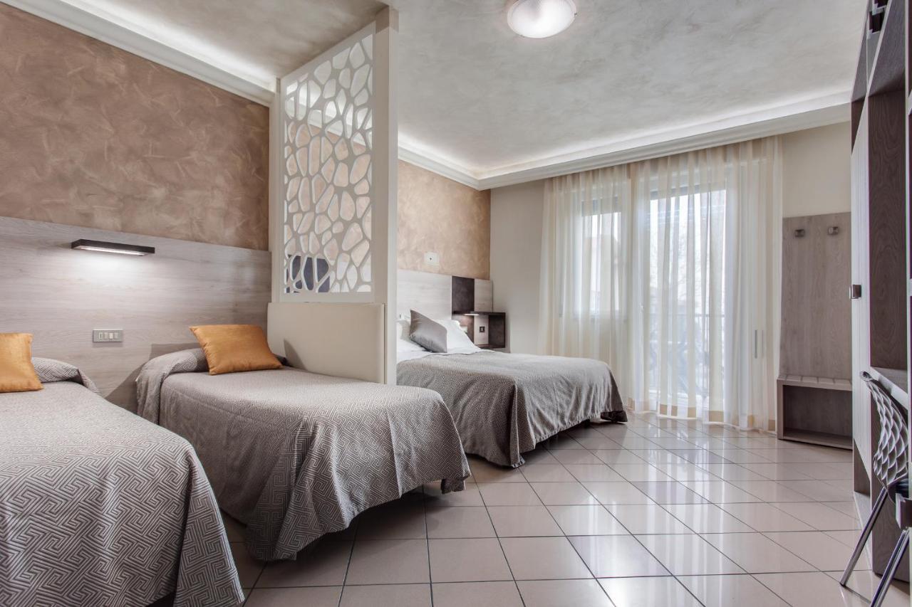 Hotel Dolcevita Cesenatico Esterno foto