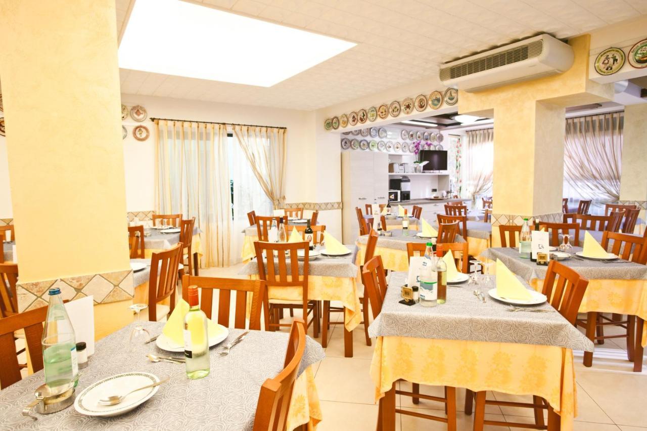 Hotel Dolcevita Cesenatico Esterno foto