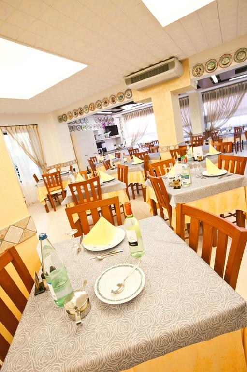 Hotel Dolcevita Cesenatico Esterno foto